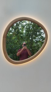 Асимметричное деревянное зеркало неправильной формы с подсветкой